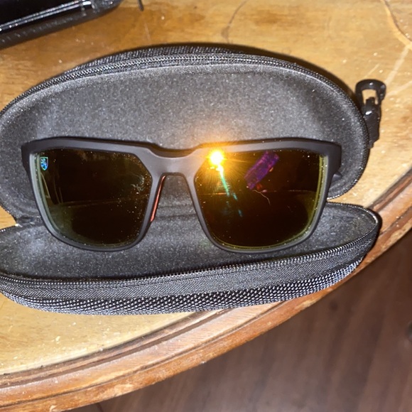 I’m selling men’s sunglasses there new I don’t wea - Picture 4 of 7